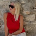 (Foto) Bivša žena Jovana Memedovića nikad provokativnija: Namazala crveni ruž, podigla nogu i vilice su svima pale
