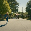 Novi film En Hatavej „The End of Oak Street“ bio je bioskopski promašaj, a sada osvaja publiku