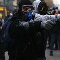 (Foto) Protesti u Tirani 19. dan zaredom: Bačeni molotovljevi kokteli, policija upotrebila vodene topove