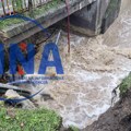 Besana noć iza Kosjeraca, satima uz pomoć Civilne zaštite vadili vodu iz kuća: Krenulo se u sanaciju oštećenog mosta, sve…