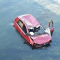 Novi detalji nesreće u Nišu: Fiat Punto sleteo sa kolovoza ispred mosta u Nišavu, svedoci kažu da se „čulo kako je jako…