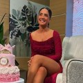 Torta na tri sprata i zlatna kočija: Anđela Đuričić proslavlja 25. rođendan, suknja sa šlicem otkrila previše