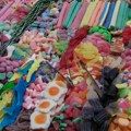 Hospitalizovano više od 60 dece : Pojeli slatkiše od kanabisa u duginim bojama