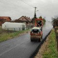 Ne prestaju sa radovima: U opštini Ćuprija asfaltiraju i seoske puteve (foto)