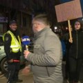 Performansi u Nišu, policajac pištaljkom pozdravio protestante