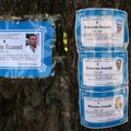 "Sa bolom i tugom": Celo selo oblepljeno umrlicama za nastradale u septičkoj jami kod Topole: Nema kuće koja neće danas biti…