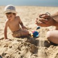 Dečije igranje na plaži može biti kobno: Kako mališanima ukazati prvu pomoć kod davljenja peskom? VIDEO