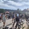 Incident u Bukovcu: Nezadovoljstvo vozača zbog blokade, muškarac potegao skalpel na bicikliste