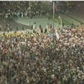 (VIDEO) Živi zid redara deli desetine hiljada demonstranata od par stotina pristalica SNS u Ćacilendu