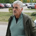 Da li je Bosanac najskromniji na estradi? Dok drugi dolaze u besnim mašinama, on parkirao stari automobil