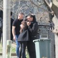 (Foto) sahrana Dragana Lazića, brata Darka Lazića: Komšije i prijatelji se skupljaju u dvorištu u Brestaču, Branka lije suze…
