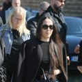(Foto) sahrana Dragana Lazića: Ana Sević u suzama stigla u Brestač, sve vreme snažno grli Darka Lazića - on se slomio