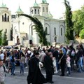 Хиљаде верника по неколико сати чека на поклоњење Појасу Пресвете Богородице