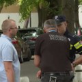 Burno pred sednicu Skupštine Kula: Privatno obezbeđenje nije dozvolilo novinarima N1 da uđu u zgradu, policija sleže ramenima…