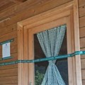 Inspektori na Gazivodama oblepili vikendice zelenim trakama, tvrde da pripadaju Ministarstvu poljoprivrede
