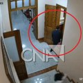 (Video) Poslanik ukrao poverljiva dokumenta i pobegao iz parlamenta, službenica trčala za njim, pa pala niz stepenice! Skandal…
