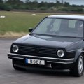 Obaraju svetski rekord: Njih 20 ušlo u Golf 2! Snimak je apsolutni hit!