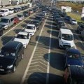 Fotografije sa izlaza iz Srbije pokazuju nepregledan niz vozila, zvanično čekanje 40 minuta