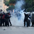 Demonstranti u Tirani kamenicama gađali policiju, ona odgovorila šok-bombama i vodenim topom