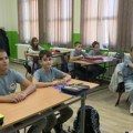 Putokaz za mame i tate: Da li se đačke uniforme vraćaju u škole?