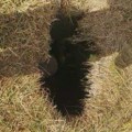 Zemlja se otvorila: Usred sela kod Kosjerića pojavila se crna rupa puna vode! Meštani šokirani ovom pojavom, evo na šta…
