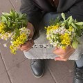 Priča o baki koja prodaje cveće rastužila sve Beograđanka je primetila kod Pravnog fakulteta, a ono što joj rekla joj…