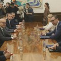 Vučić na konsultacijama sa predstavnicima SNS