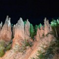 Brojni turisti posetili Đavolju varoš noću: Čudo prirode kod Kuršumlije oduševljava svojom lepotom (foto)