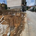 Voda se iz popucalih cevi danima razliva ulicama Užica, a za to vreme lokalni vodovod poziva građane na štednju