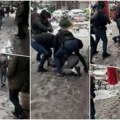 Čovek lagano šeta trotoarom, u sledećem trenutku ga opkoljava policija i obara na beton Prolaznici u šoku gledali scenu…