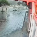 (Video) Krov se srušio na raskrsnicu u Mladenovcu, vozač na vreme ukočio na ulici nije bilo pešaka