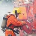 Olujni vetar napravio haos u Doboju: Skela pala na vozilo, vatrogasci izvlačili ljude