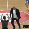 Čuveni Crnogorac hteo da prebije sudiju! Skandal u Ljubljani: Zvezdanu Mitroviću pukao film - jurio arbitra po terenu, moralo…