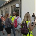 Građani izviždali gradonačelnika Novog Sada, ispred Kulturne stanice Svilara ograda i kordon policije