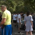 Građani ne dozvoljavaju policiji da odvede muškarce koji su oborili ženu na blokadi: „Stavite im lisice“