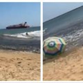 "Mini cunami" pogodio popularnu plažu! Ljudi vrište dok ih snažan talas nosi i baca na stene, ima povređenih (video)