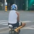 (Video) "kad si kupin mali motorin": Ako ste pomislili da ste sve videli u saobraćaju, varate se: Snimak sa ulica Beograda će…