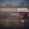 Razbijeno staklo i na prostorijama Narodnog pokreta Srbije u Novom Sadu