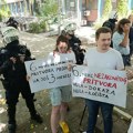 Marija Vasić i Mladen Cvijetić svojih sat vremena "slobode" proveli ispred novosadskog suda (FOTO i VIDEO)