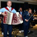 Prekinuo nastup da bi pozdravio posebnog čoveka: Aca Sofronijević sa orkestrom svirao za muzičke zvezde (foto)