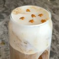 VIDEO Omiljeni napitak na malo drugačiji način: Hladna late kafa sa ukusom medenih keksića