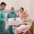 Sofija prva rođena u novoj godini u Somboru: Gradonačelnik devojčici uručio poklon čestitku vrednu 100.000 dinara