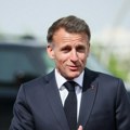 Makron zapevao Aznavura u Jerevanu, premijer Jermenije davao ritam