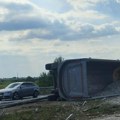 (Foto, video) Težak udes kod Surčina: Kamion se prevrnuo, saobraćaj usporen