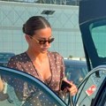 Dala lekciju iz elegancije! Breskvica kao sa modne piste: U rukama Birkin torba, na nogama vrtoglave potpetice