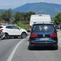 Beograđanin ostao bez oba točka! Pazite kad prolazite ovuda (foto)