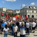 Užas u centru Prištine Albanci se okupljaju na Trgu posle Kurtijeve posete Tetovu, traže formiranje tzv. Velike Albanije…