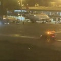 Evo kako je avion Orlova dočekan na pisti u Beogradu: Automobil sa dve zastave jurcao oko njih