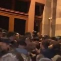 Haos u jerevanu: Sukobi policije i demonstranata koji pokušavaju da uđu u zgradu Vlade (VIDEO)