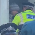 Greta Tunberg uhapšena u Londonu Isplivao snimak, jake policije snage je sprovele u kombi